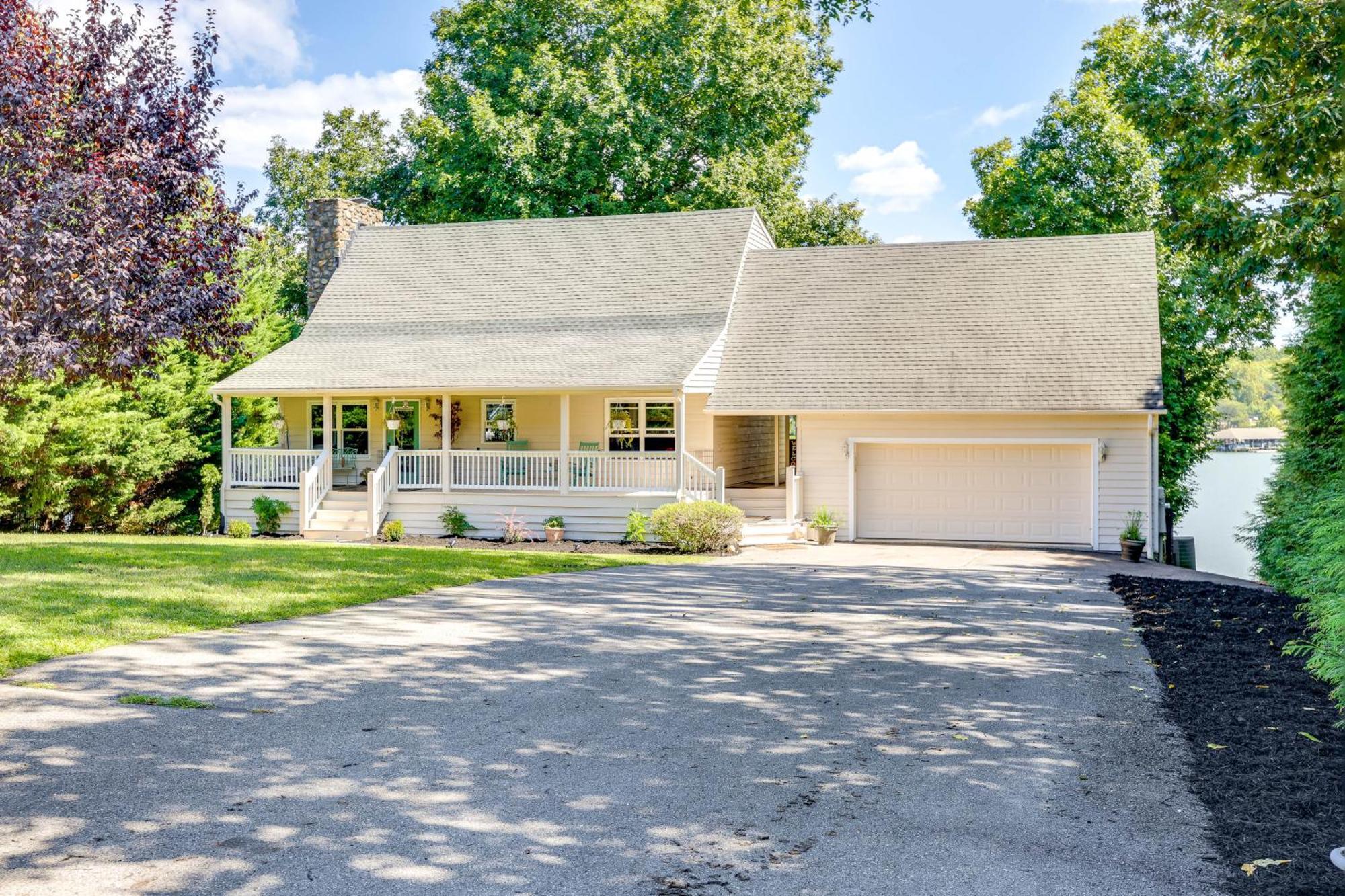 Smith Mountain Lake Retreat With Private Beach! Huddleston Bagian luar foto
