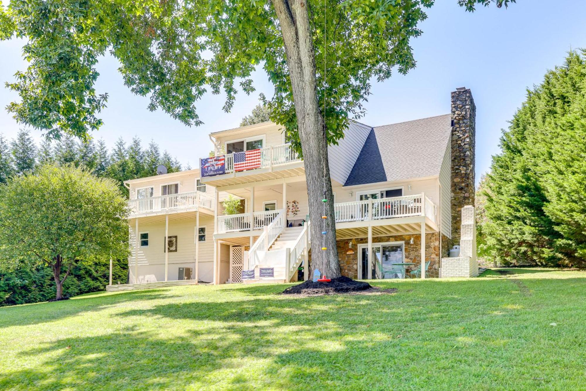 Smith Mountain Lake Retreat With Private Beach! Huddleston Bagian luar foto